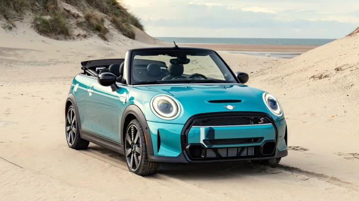 2025 Mini Cooper Convertible vs. 2024 Fiat 500 Convertible