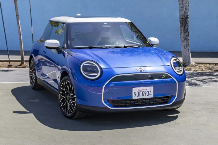 2025 Mini Cooper Convertible vs. 2024 Fiat 500 Convertible